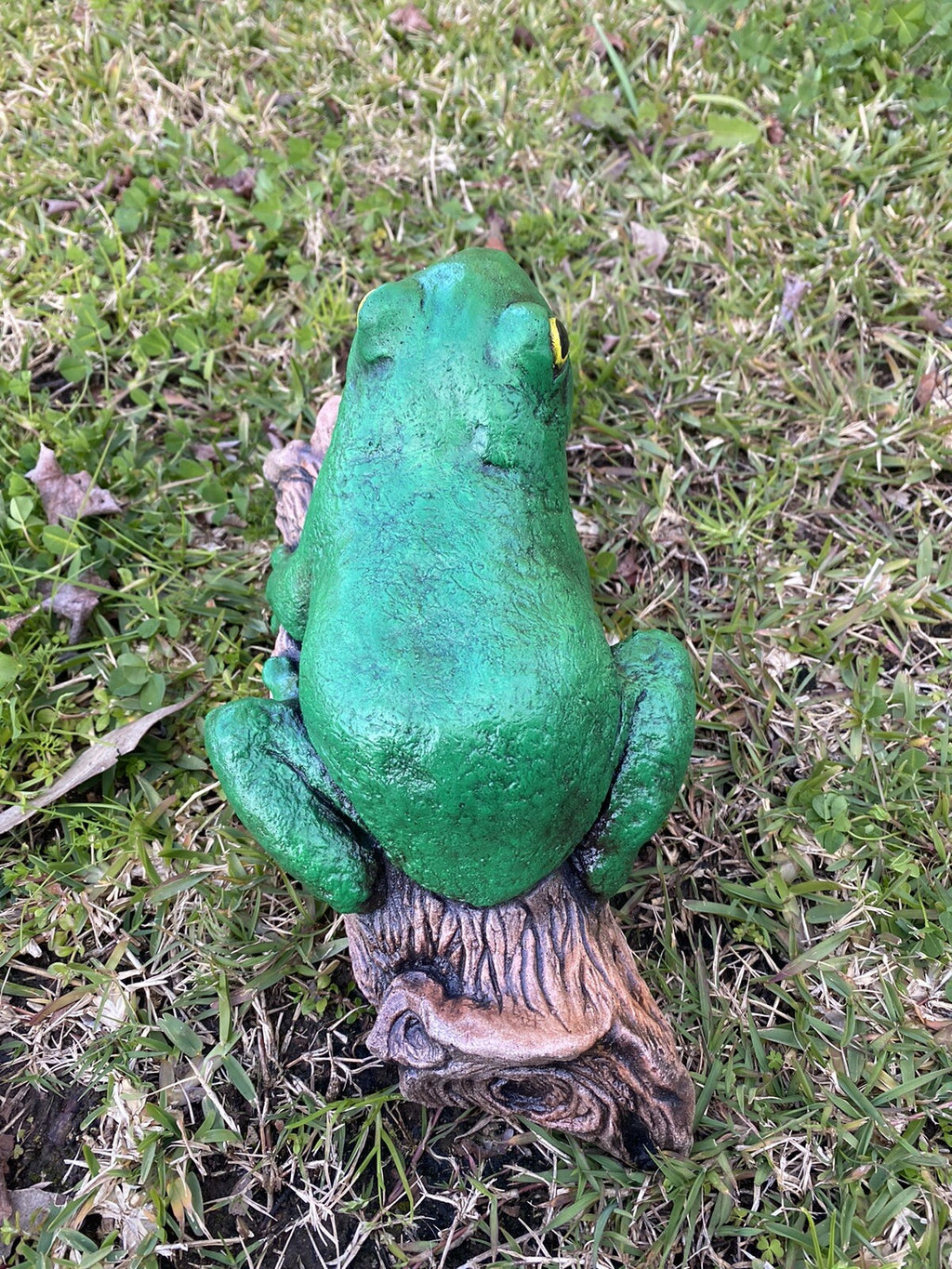 Green Tree Frog On A Log  Animal Concrete Cement Garden Statue Australian Made