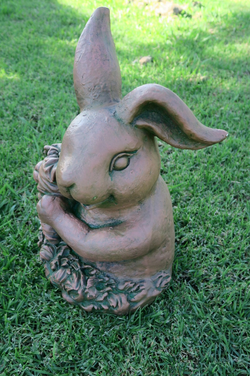 RABBIT BUNNY HOLDING A CARROT ANIMAL GARDEN STATUE ORNAMENT FIGURINE BROWN