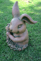 RABBIT BUNNY HOLDING A CARROT ANIMAL GARDEN STATUE ORNAMENT FIGURINE BROWN