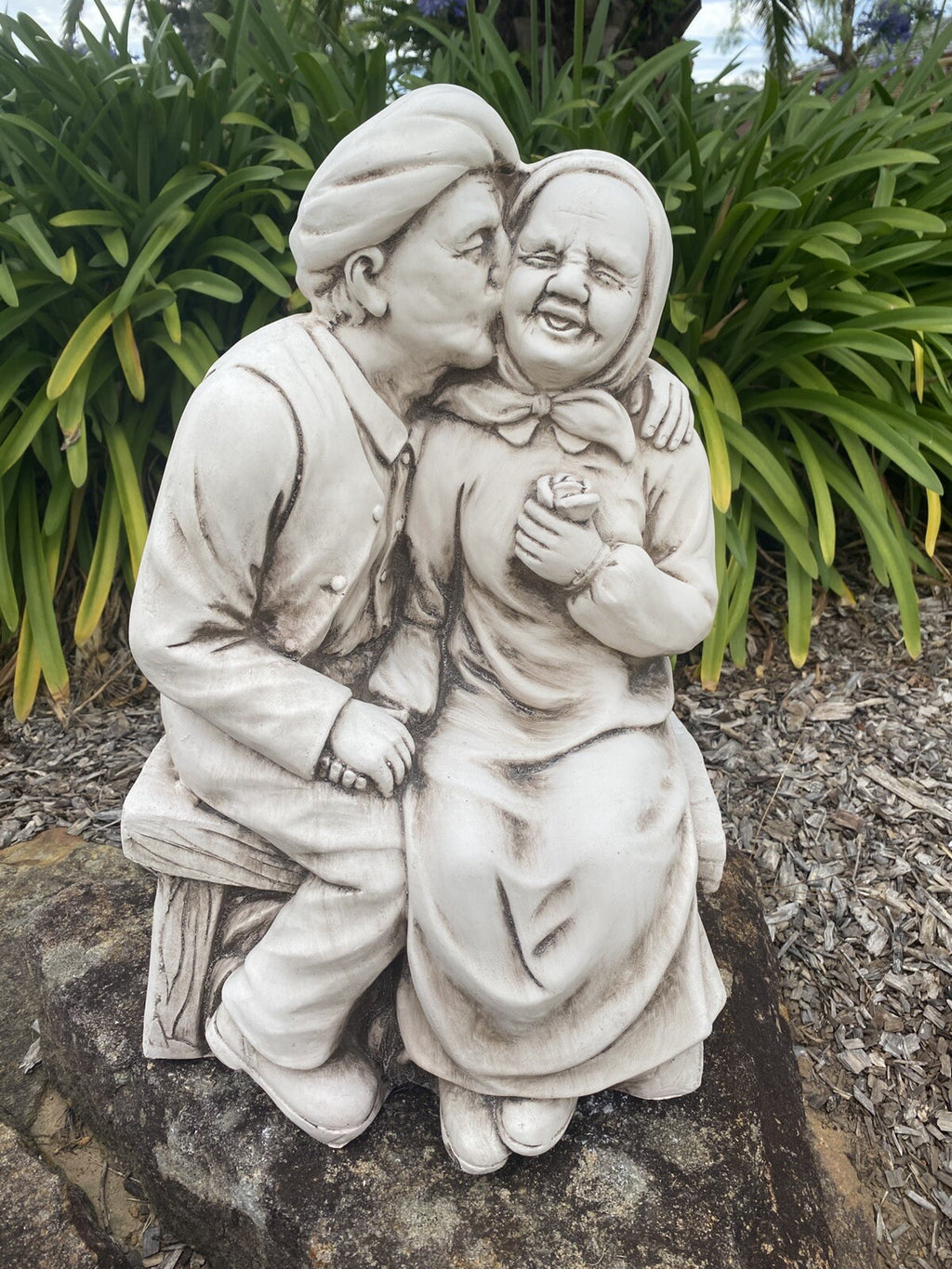 Grandpa Giving Grandma A Kiss Garden Statue Figurine Sculpture Ornament
