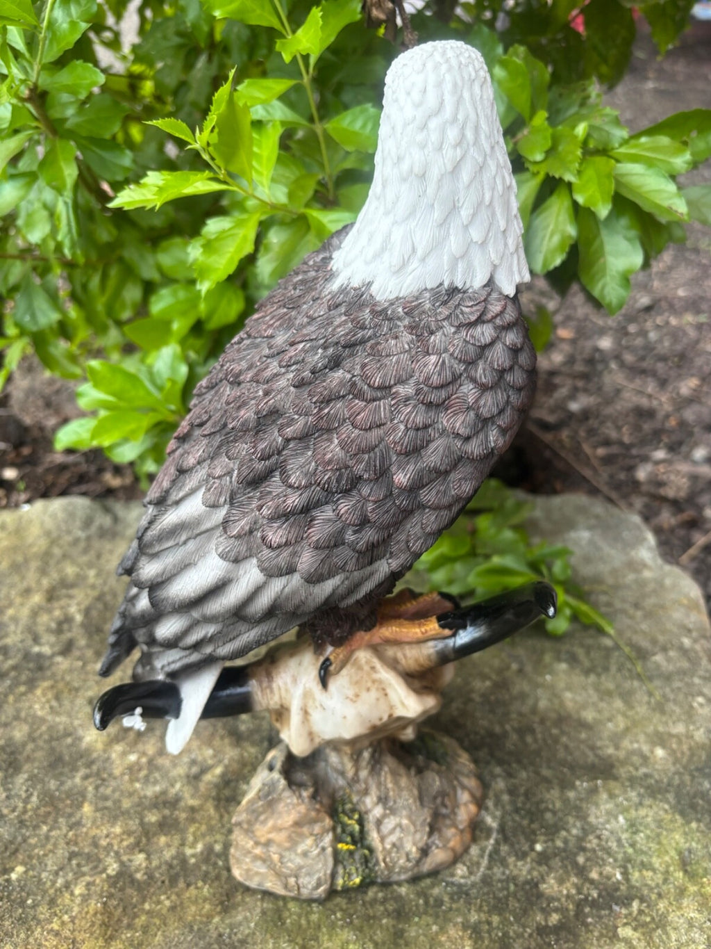 EAGLE PERCHED ON SKULL BIRD ANIMAL GARDEN STATUE ORNAMENT FIGURINE