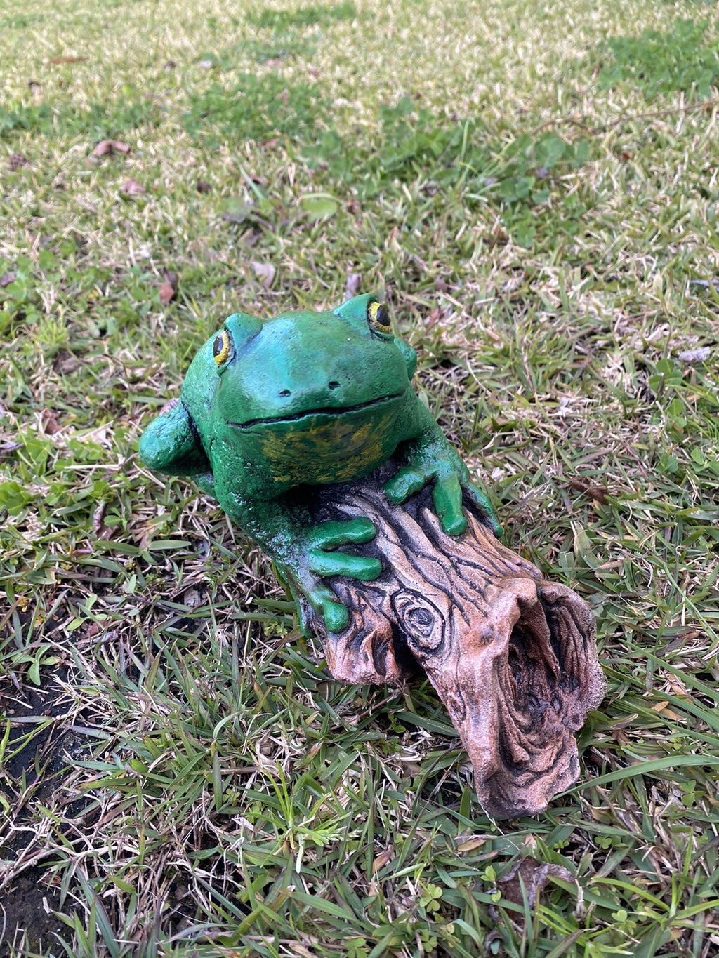 Green Tree Frog On A Log  Animal Concrete Cement Garden Statue Australian Made
