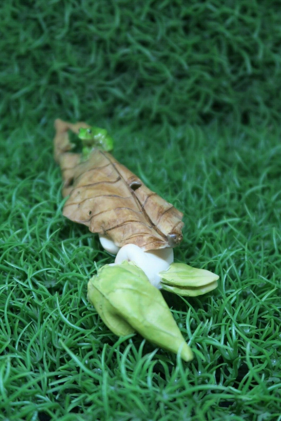 BABIES OF THE FORREST SLEEPING ON A LEAF WITH FROG AISLINN STATUE ORNAMENT