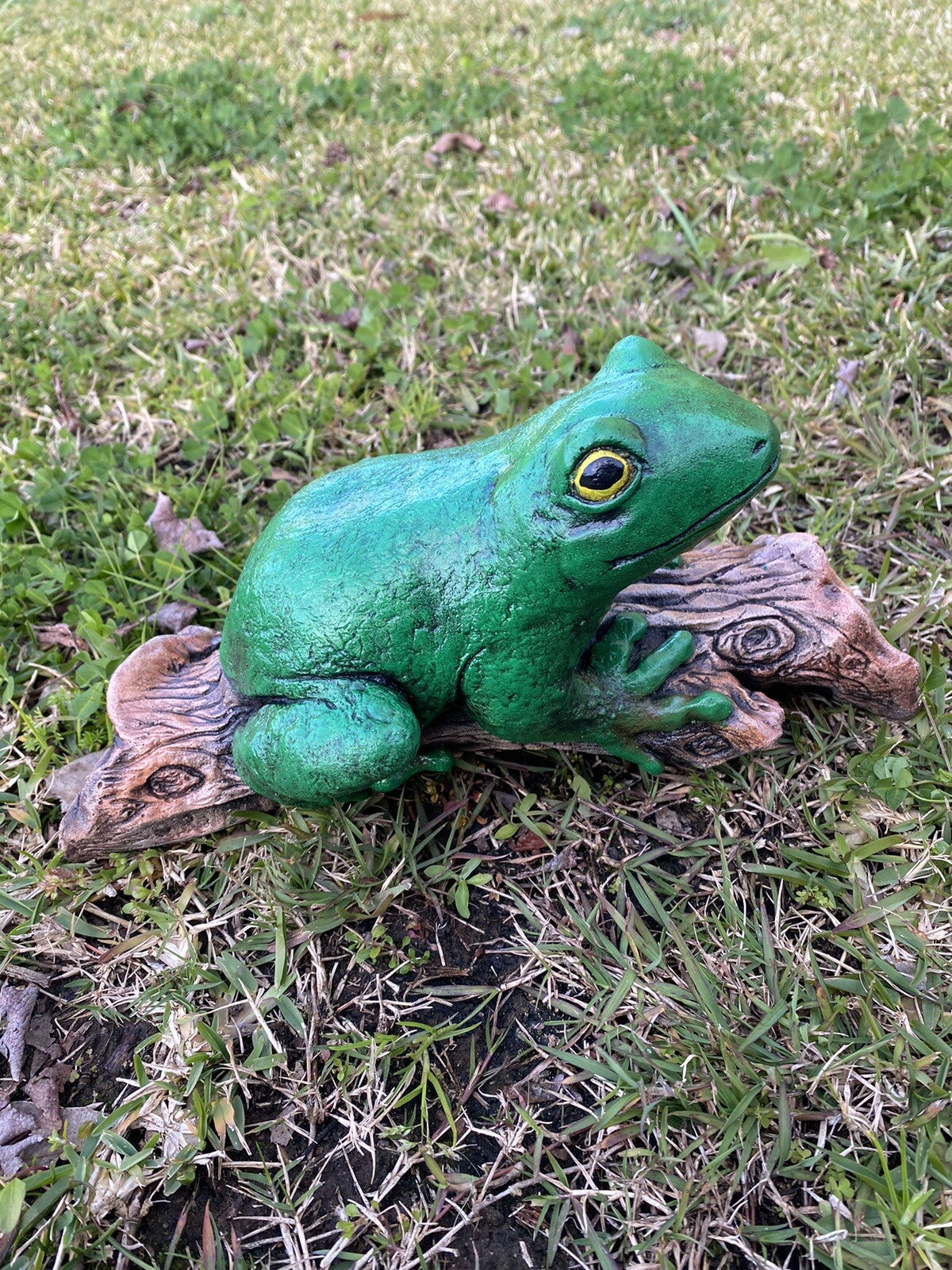 Green Tree Frog On A Log  Animal Concrete Cement Garden Statue Australian Made