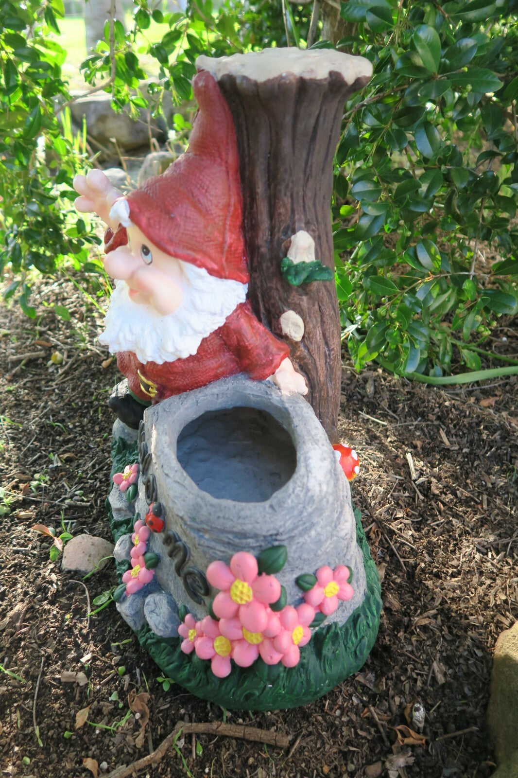 GNOME WELCOME PLANT POT PLANTER FLOWERS LADBUG WAVING GARDEN DECOR