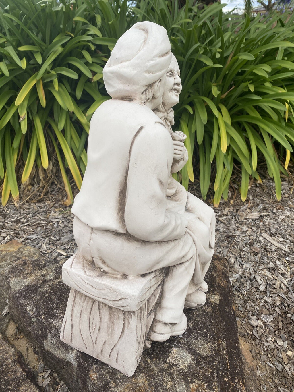 Grandpa Giving Grandma A Kiss Garden Statue Figurine Sculpture Ornament