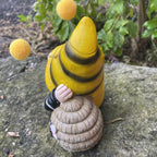 15cm Gnome Bee Holding A Daisy Home Garden Ornament Figurine Statue Decor NEW