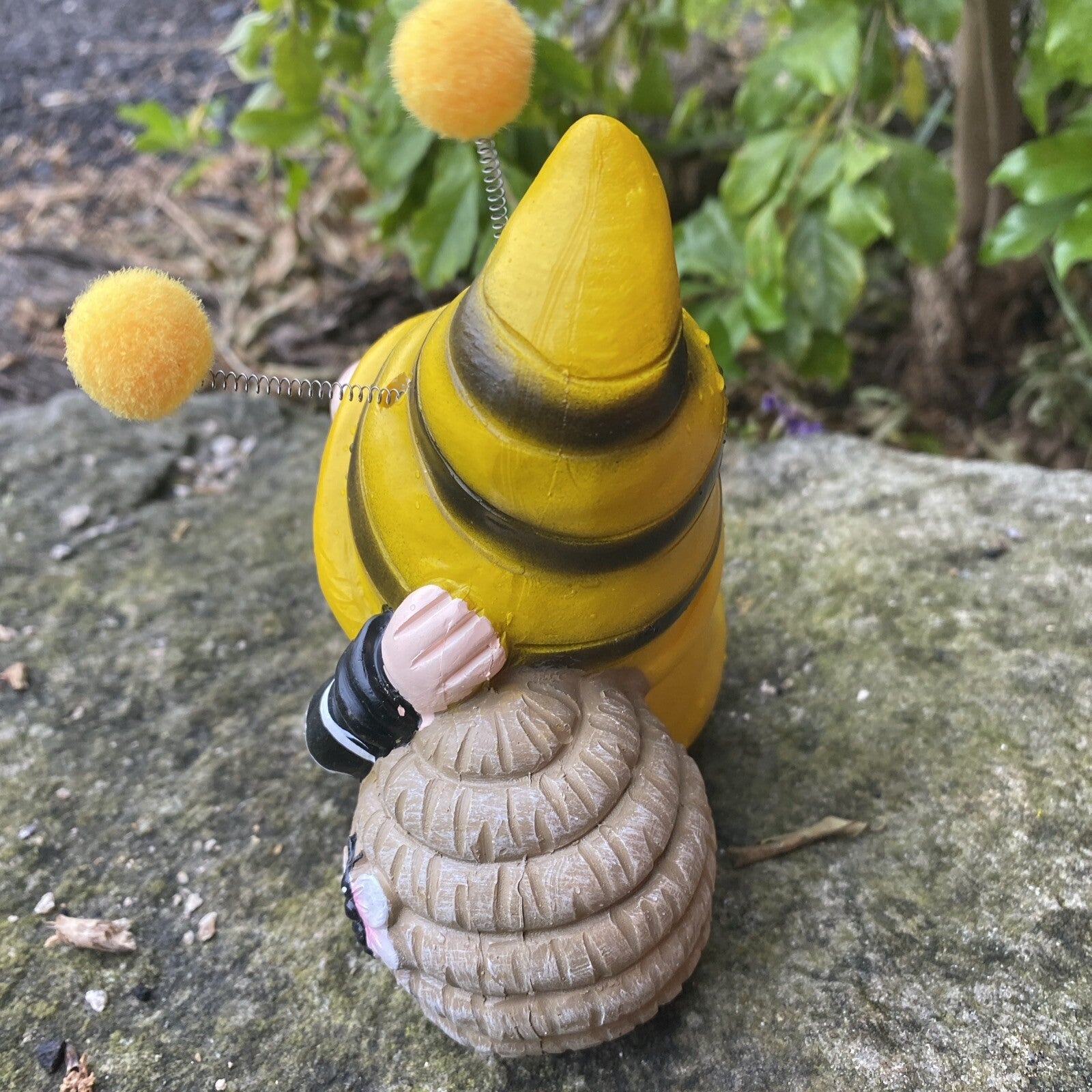 15cm Gnome Bee Holding A Daisy Home Garden Ornament Figurine Statue Decor NEW