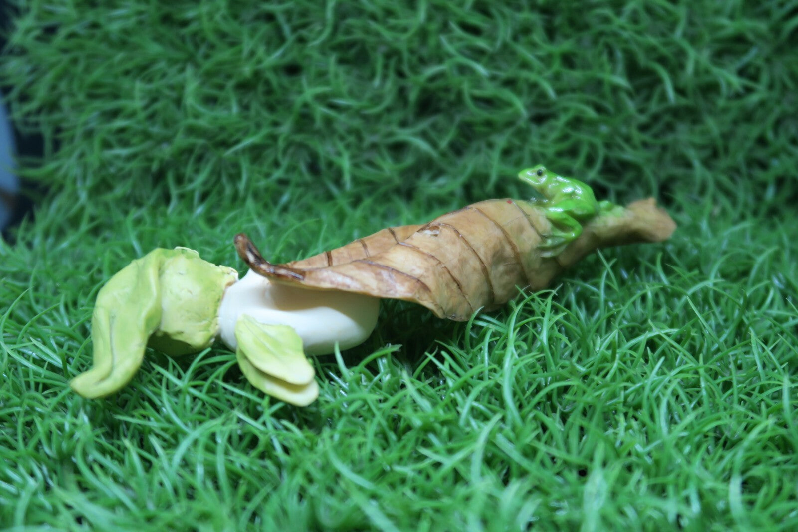 BABIES OF THE FORREST SLEEPING ON A LEAF WITH FROG AISLINN STATUE ORNAMENT
