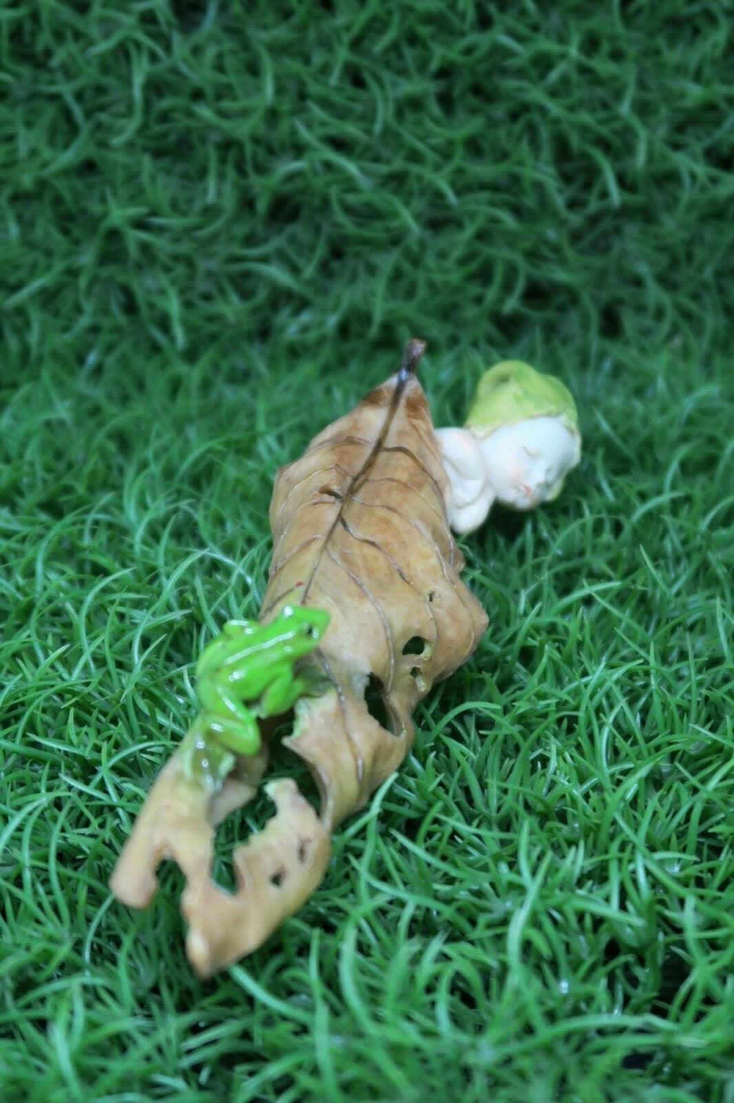 BABIES OF THE FORREST SLEEPING ON A LEAF WITH FROG AISLINN STATUE ORNAMENT