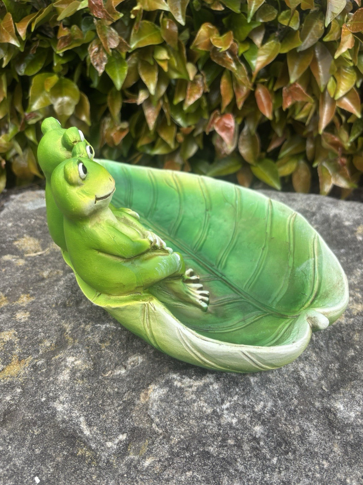 Frog Bird Feeder Fibre Clay Garden Ornament Green Leaf Outdoor Décor