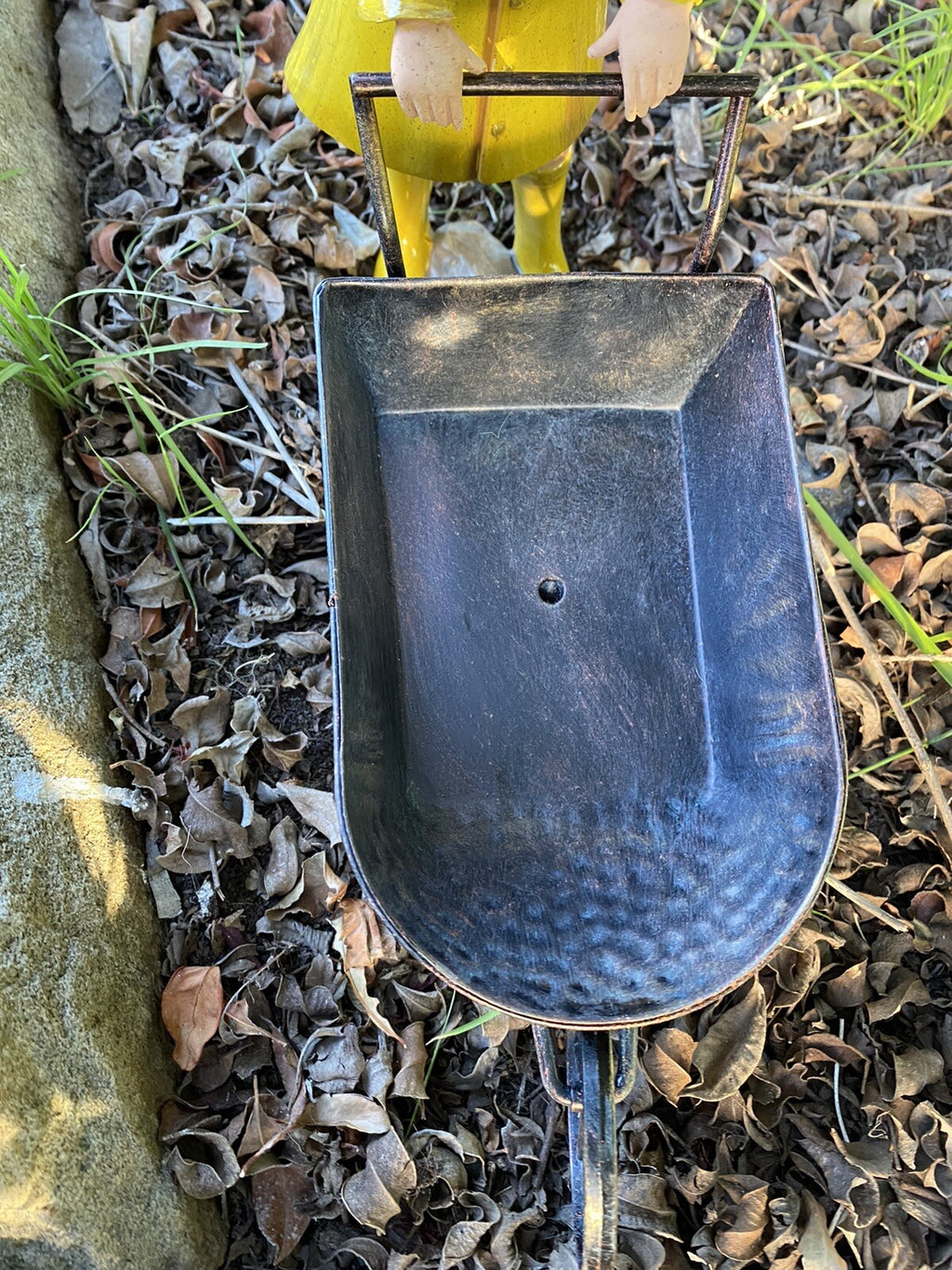 MOLLY WHEEL BURROW POT PLANTER GARDEN PLANT POT FEATURE