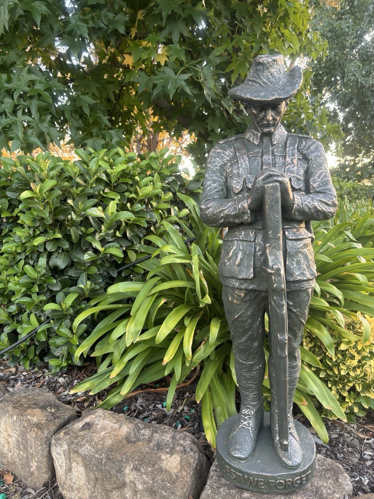 ANZAC Soldier Statue Garden Memorial – WW1 Digger Military Tribute Ornament