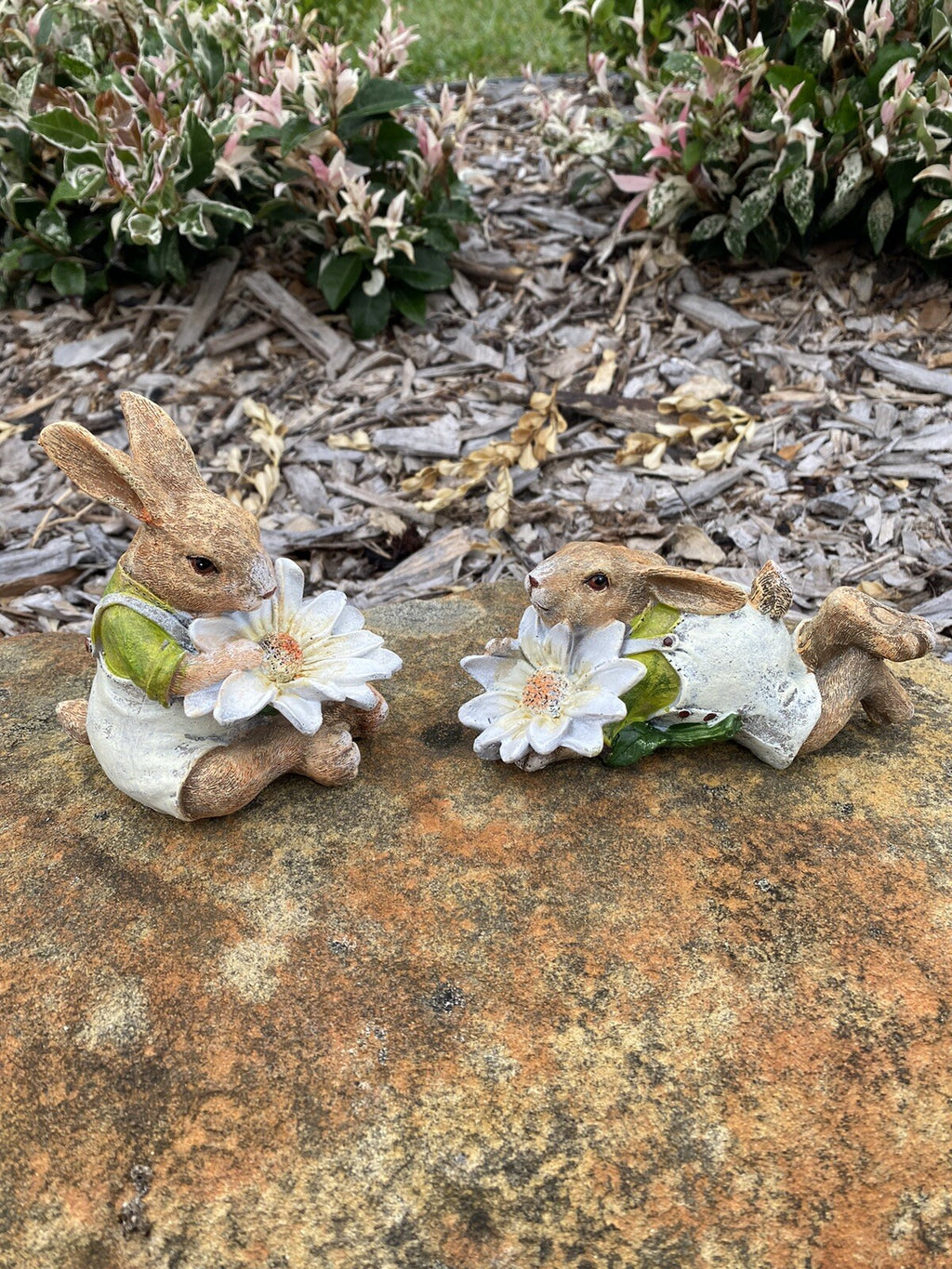 RABBIT BUNNY PAIR HOLDING DAISES ANIMAL GARDEN STATUE ORNAMENT FIGURINE