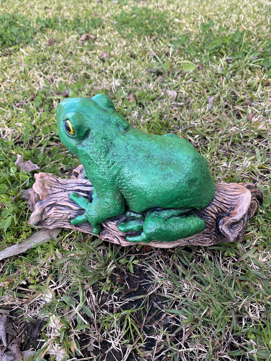 Green Tree Frog On A Log  Animal Concrete Cement Garden Statue Australian Made