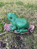 Green Tree Frog On A Log  Animal Concrete Cement Garden Statue Australian Made