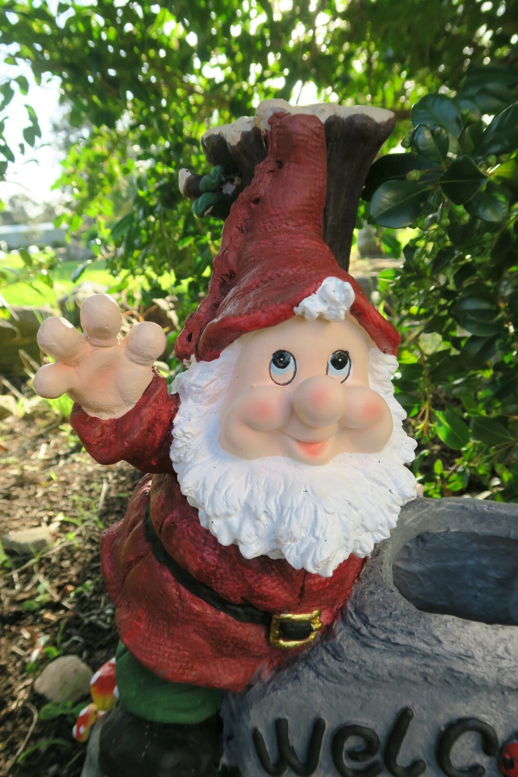 GNOME WELCOME PLANT POT PLANTER FLOWERS LADBUG WAVING GARDEN DECOR