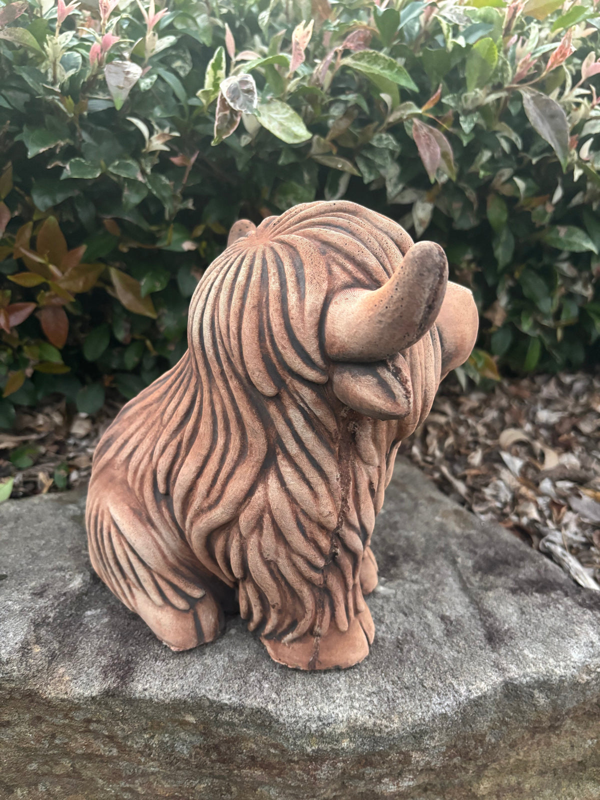22nice4me Garden Statues rustic concrete Highland cow figurine with shaggy texture sitting on a stone in a garden