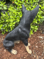 22nice4me Garden Statues hand-painted resin Kelpie dog memorial statue sitting in a garden setting