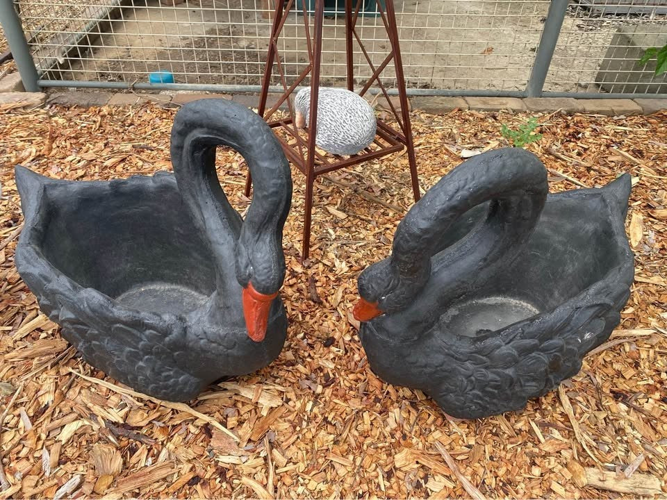 22nice4me Garden Statues pair of black concrete swan planters with orange beaks for outdoor garden decor.
