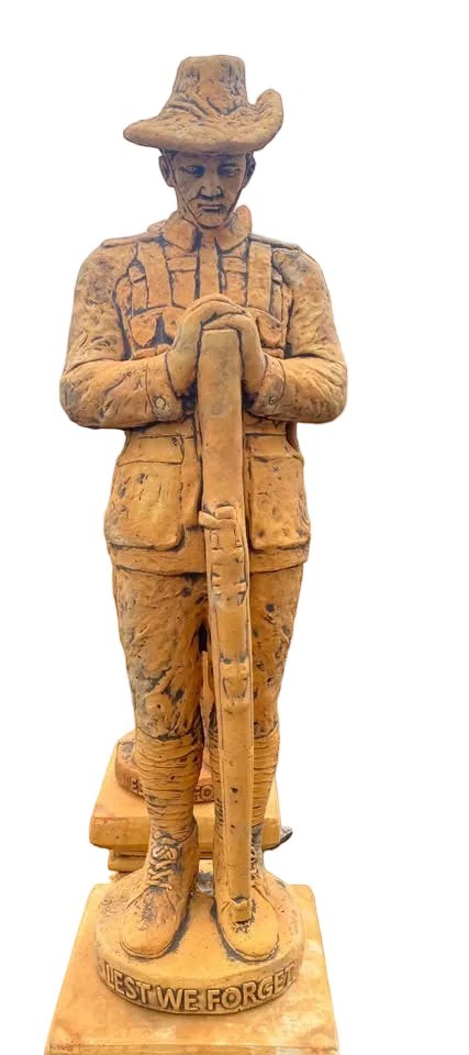 22nice4me Garden Statues rust-coloured concrete ANZAC soldier memorial statue with Lest We Forget inscription