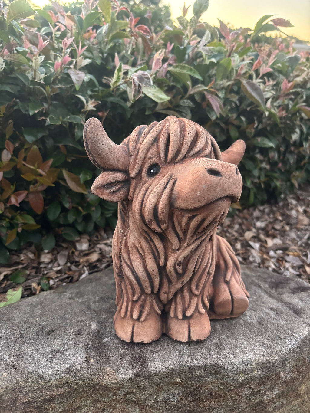 22nice4me Garden Statues rustic concrete Highland cow figurine with shaggy coat texture sitting on a garden rock