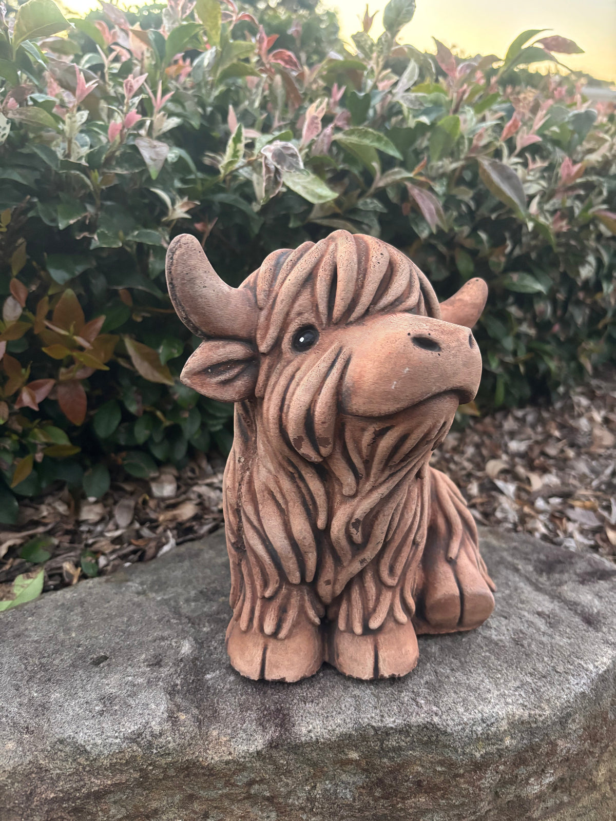 22nice4me Garden Statues rustic concrete Highland cow figurine with shaggy coat texture sitting on a garden rock