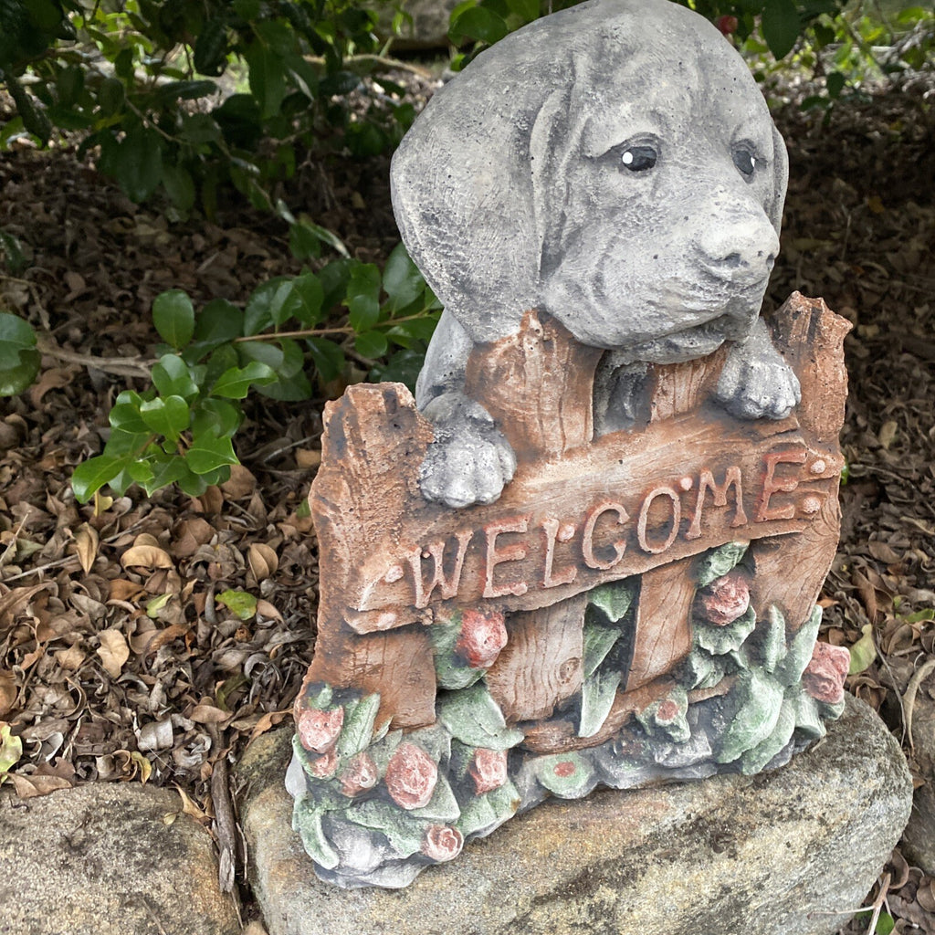 Side view of concrete welcome Labrador garden statue outdoor dog ornament
