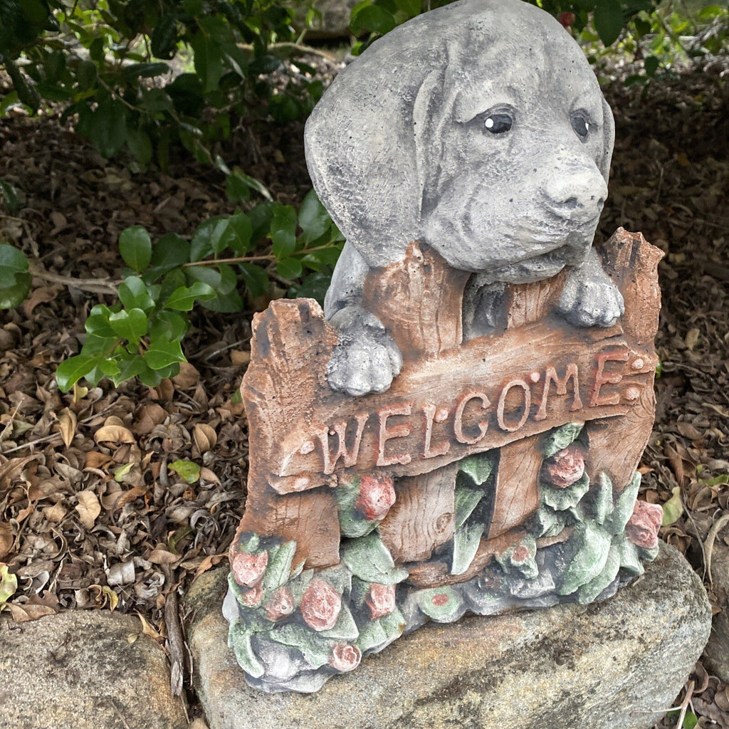 Side view of concrete welcome Labrador garden statue outdoor dog ornament