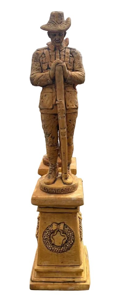 22nice4me Garden Statues rust-coloured concrete ANZAC soldier memorial statue on a pillar with Lest We Forget inscription