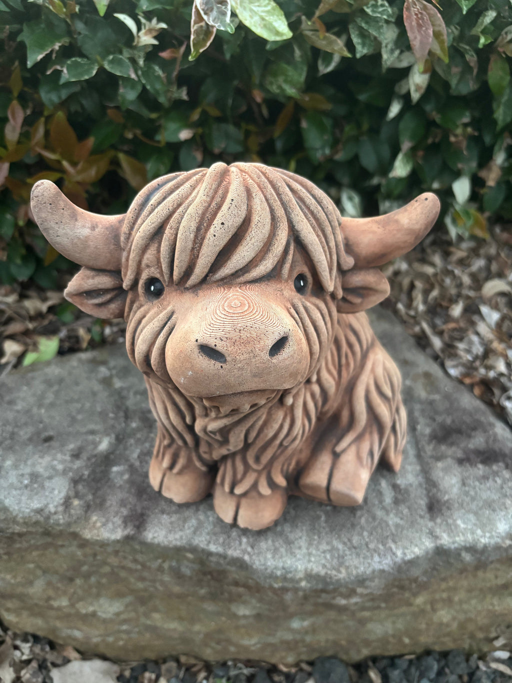 22nice4me Garden Statues rustic concrete Highland cow figurine with shaggy texture sitting on a stone in a garden