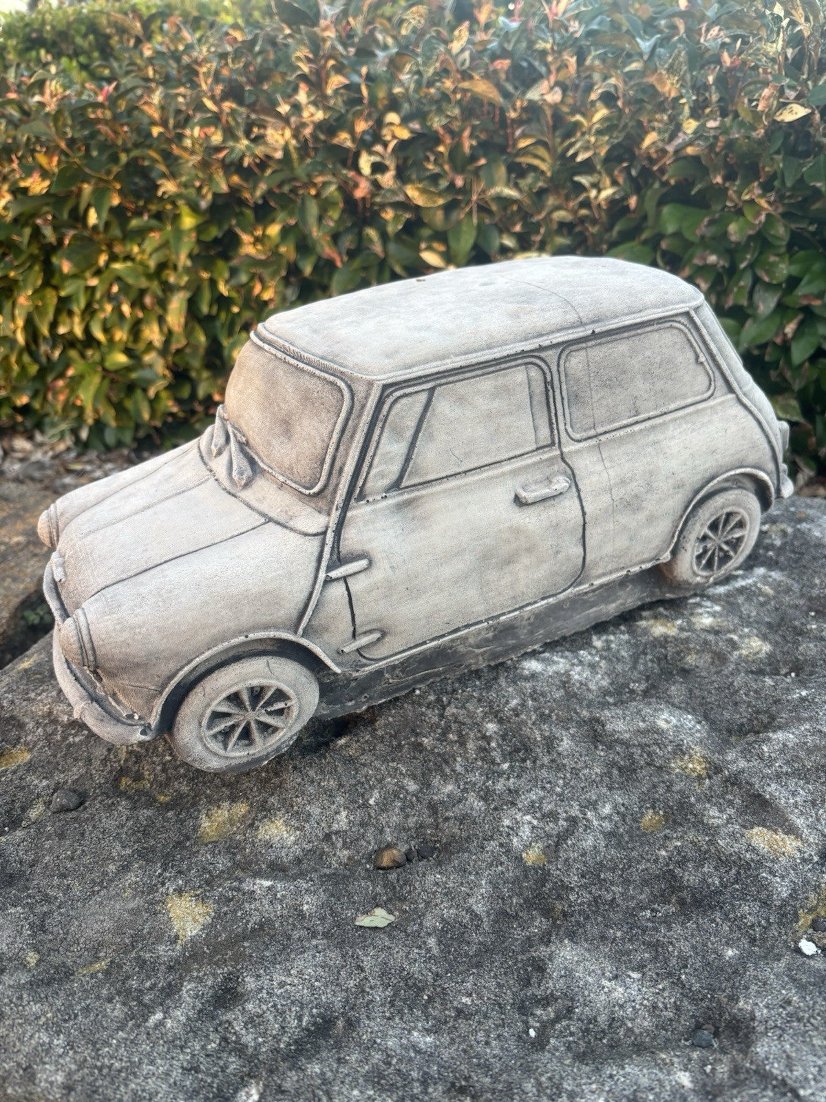 22nice4me Garden Statues concrete Mini Minor car ornament with detailed bodywork in a natural grey finish