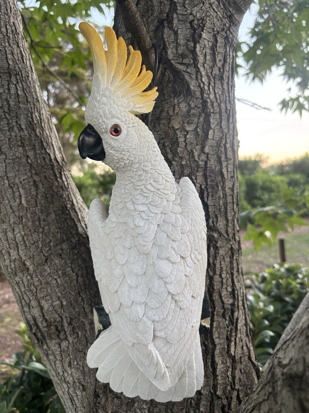 22nice4me Garden Statues white and yellow resin cockatoo wall plaque with detailed feathers mounted on a tree trunk