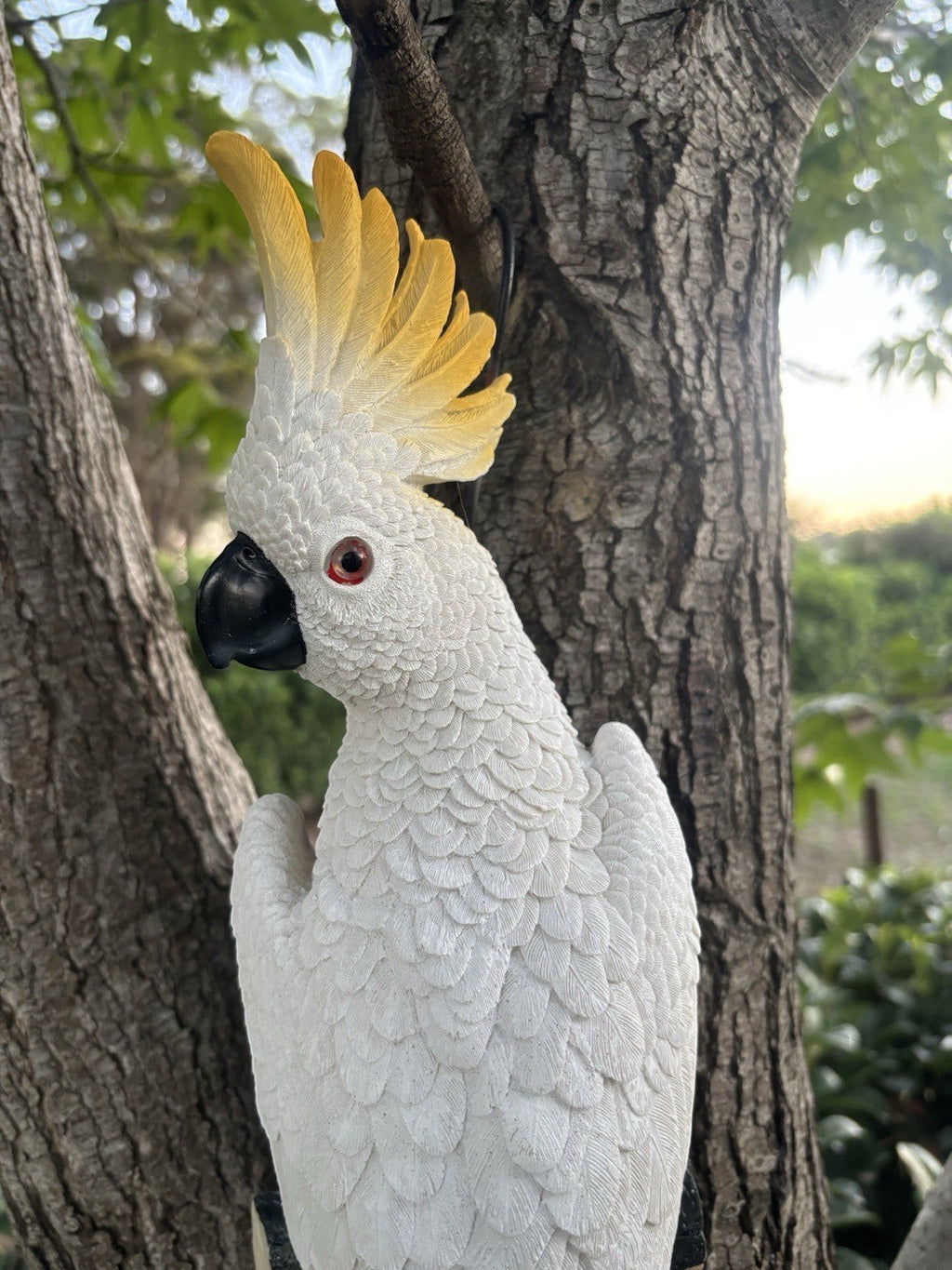 22nice4me Garden Statues white cockatoo wall plaque with yellow crest and detailed resin feathers mounted on a tree