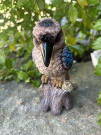 22nice4me Garden Statues resin kookaburra bird ornament perched on a log with detailed feathers and blue wing accents