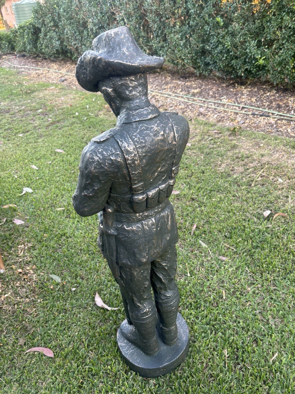 22nice4me Garden Statues ANZAC soldier memorial statue in bronze finish standing in a garden setting