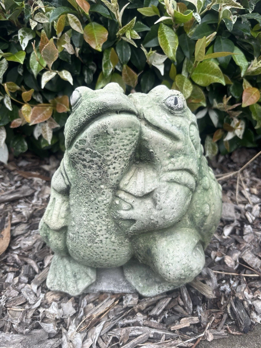Kissing Frogs Garden Statue Concrete Outdoor Frog Ornament
