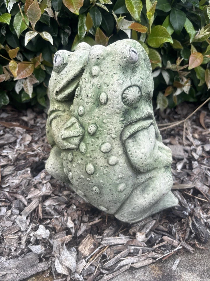 Kissing Frogs Garden Statue Concrete Outdoor Frog Ornament